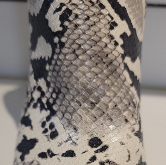 Madden Girl "Aden" Snake-print boots, size 8M - Picture 3 of 6